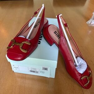 Bibi Lou red patent leather sling back with brushed gold buckle. EU 38.